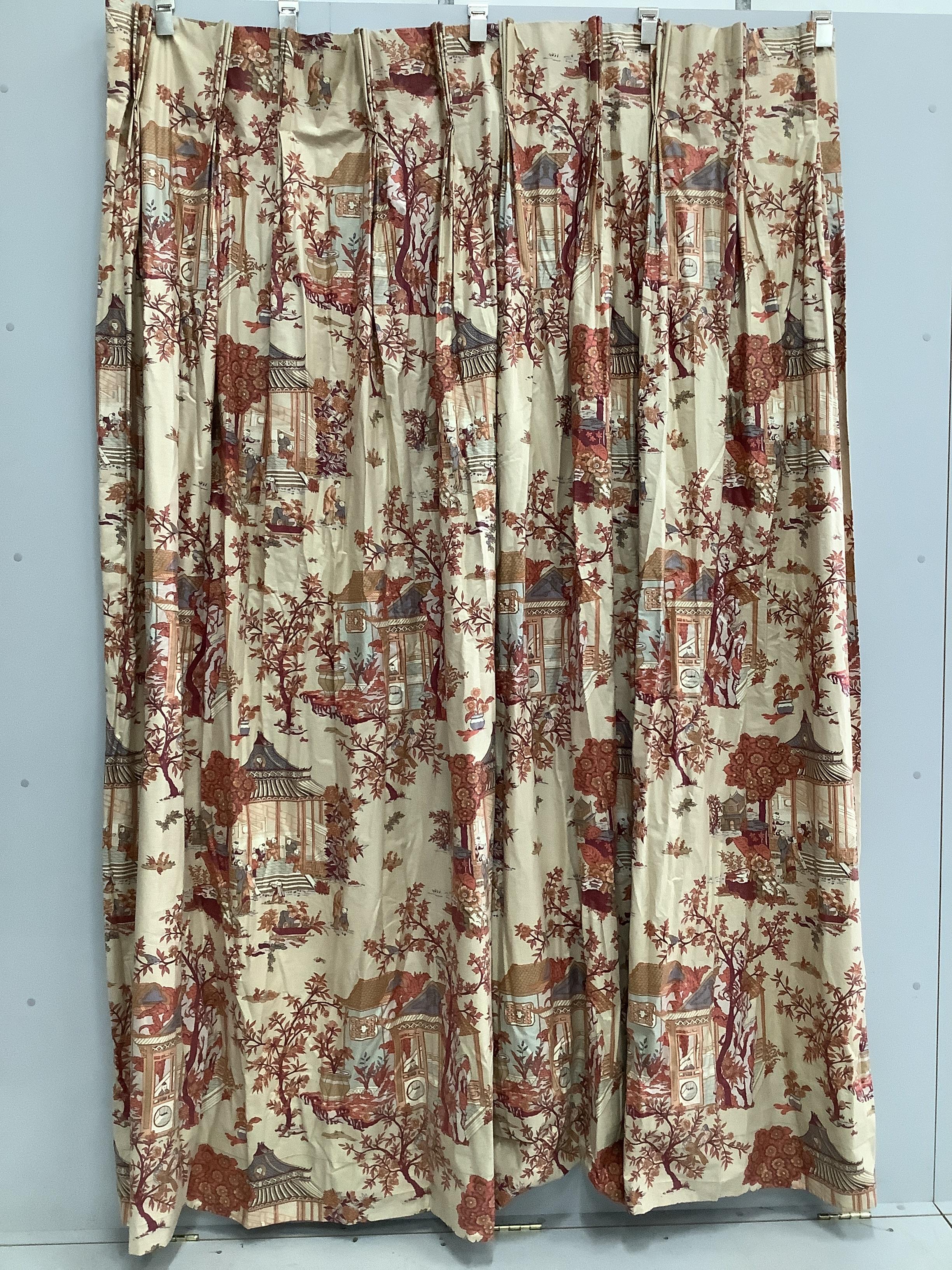 A pair of printed curtains, width at top 140cm, drop 230cm, width at bottom 160cm (all measurements are approximate)